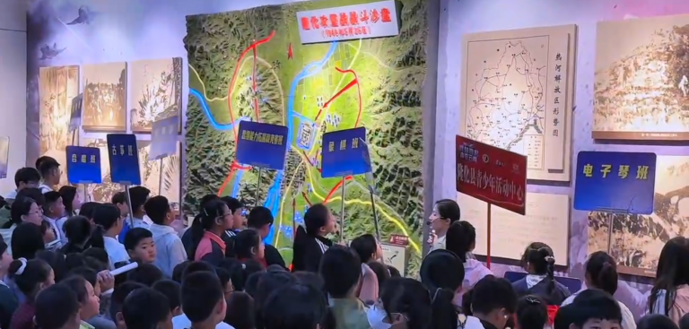 隆化县教体局青少年活动中心开展缅怀烈士活动